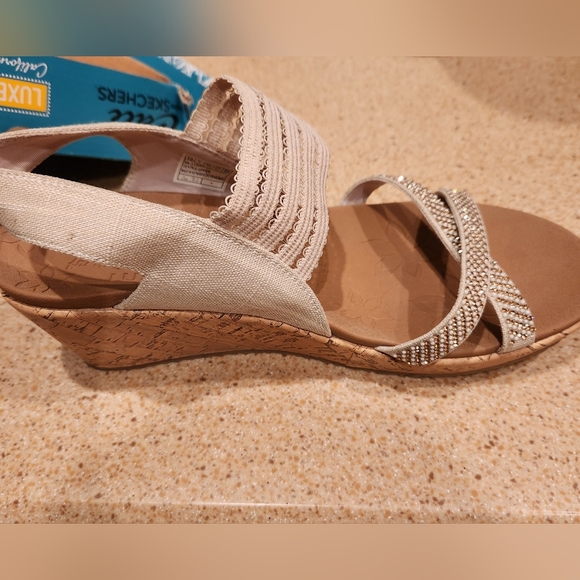 Skechers Luxe Foam Cali Wedge Sandal - Picture 3 of 6